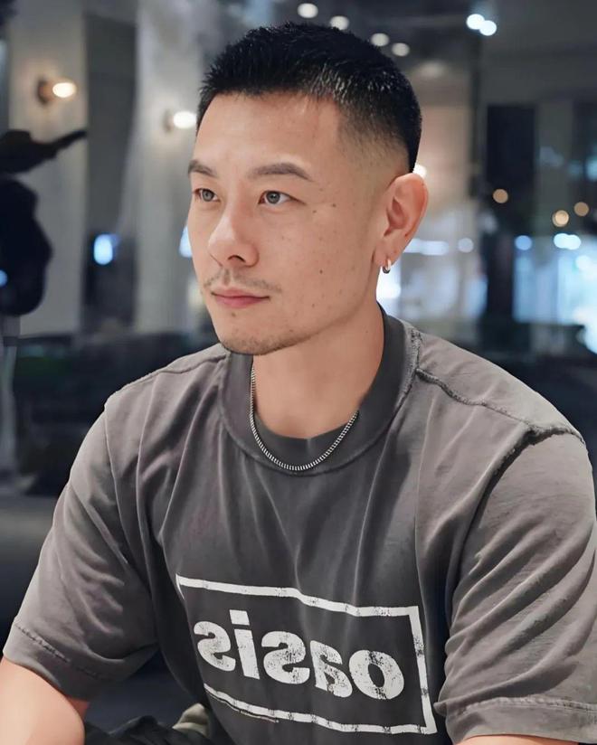九游会j9登录官网35岁男生别留“幼稚”发型剪这3款露额发型轻熟潮流帅气！