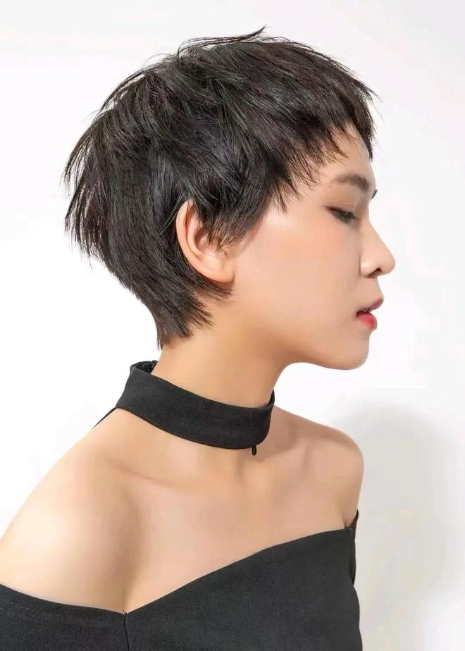 j9九游会在线登录超短发：剪短的是头发觉醒的是气场